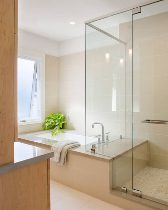 Ducha y bañera en un baño pequeño