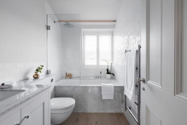 Ducha y bañera en un baño pequeño