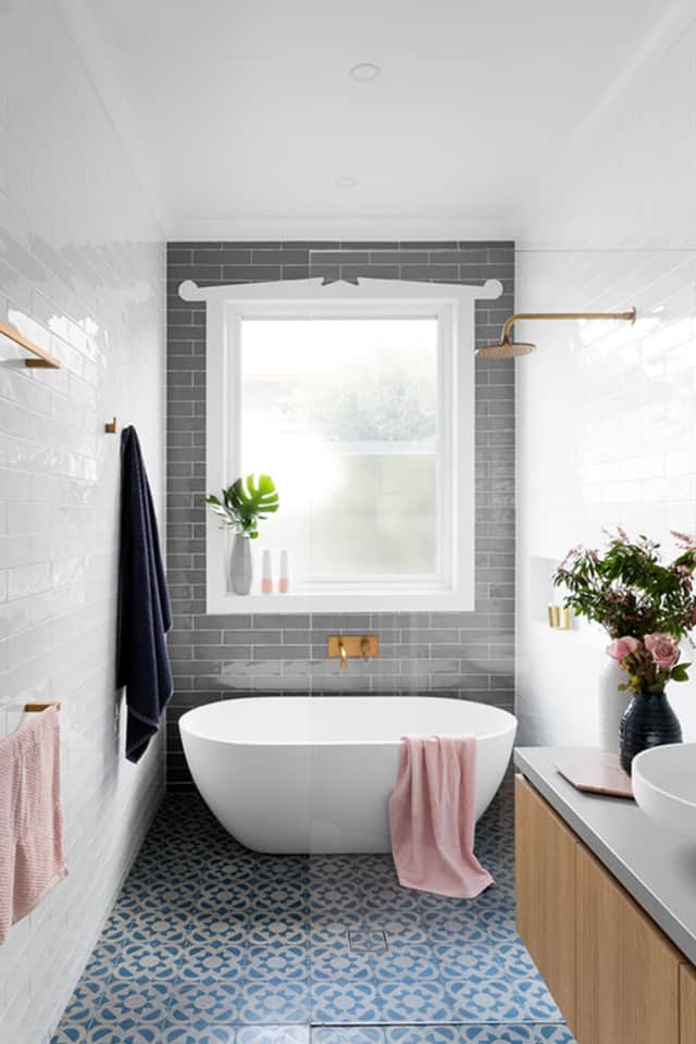 Ducha y bañera en un baño pequeño