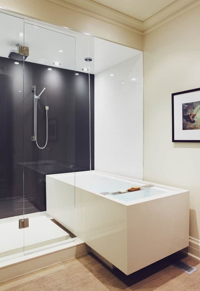Ducha y bañera en un baño pequeño