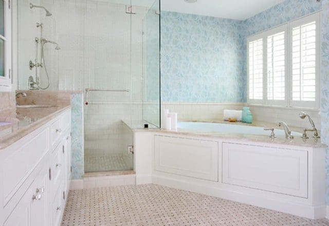 Ducha y bañera en un baño pequeño