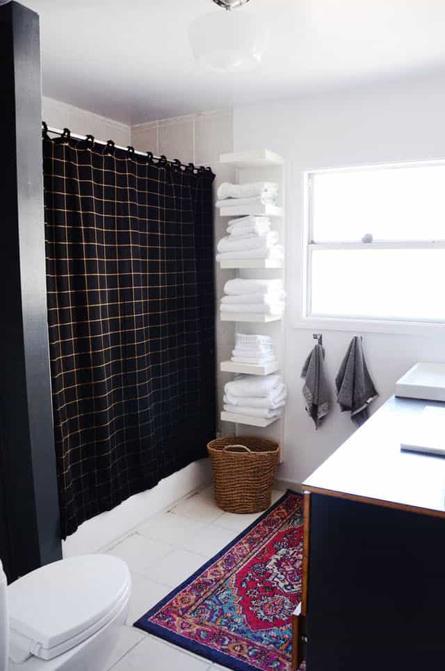 Cuarto de baño cálido y acogedor