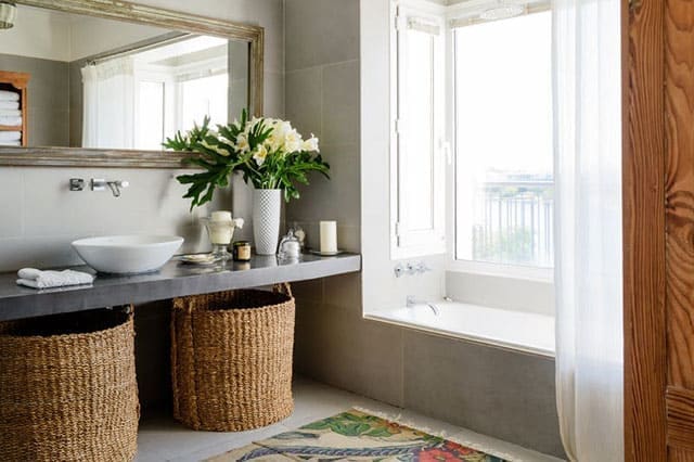 Cuarto de baño cálido y acogedor