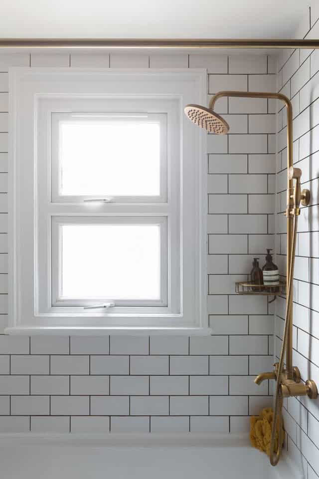 Cuarto de baño cálido y acogedor