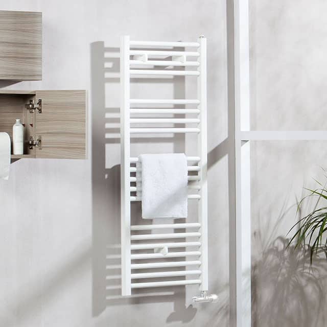 Cuarto de baño cálido y acogedor