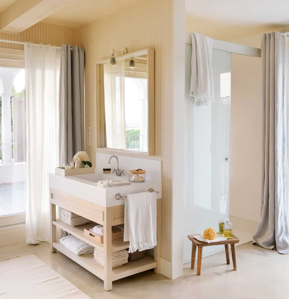 Cuarto de baño cálido y acogedor