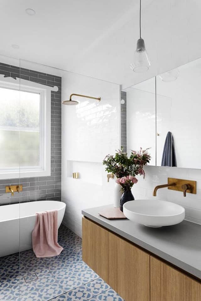 Idea para revestir el baño con azulejos mixtos