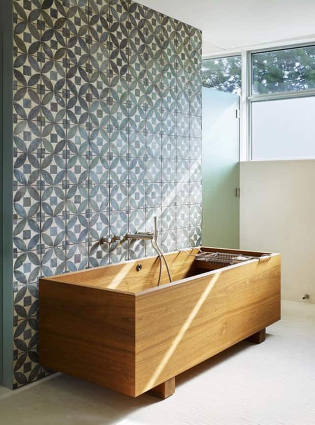 Idea para revestir el baño con azulejos mixtos