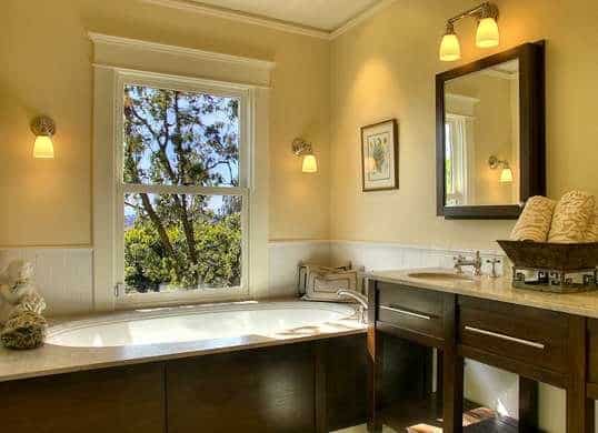 Un cuarto de baño cálido pintado en beige
