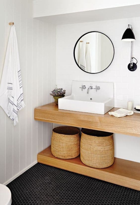 Un baño cálido con cestas de mimbre